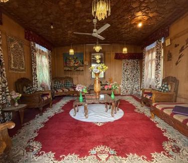 Dal Lake Hotel | Houseboat Patloo Palace
