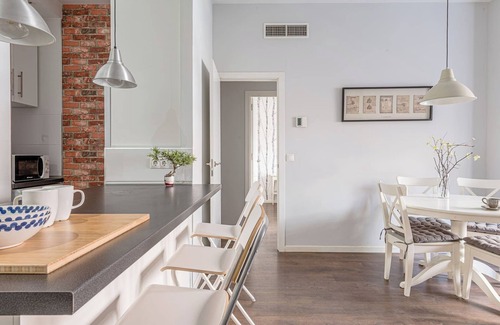 Cuatro Caminos Apartment | Housing Nuevos Ministerios I by Sharing Co