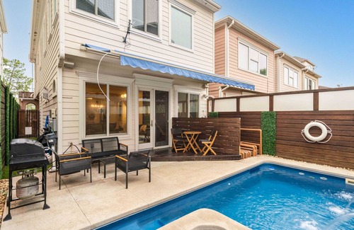 Greater Heights House | Houston Centrally Located w/ Backyard Pool Retreat