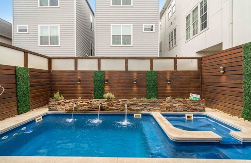 Greater Heights House | Houston Centrally Located w/ Backyard Pool Retreat