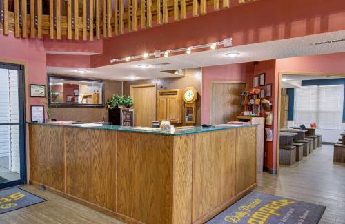 Branson Theater District Hotel | Howard Johnson by Wyndham Branson Theatre District