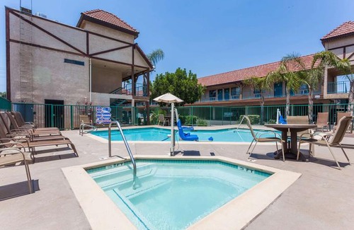 Norco Hotel | Howard Johnson by Wyndham Norco
