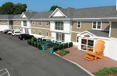 Wollaston Hotel | Howard Johnson by Wyndham Quincy/ Boston