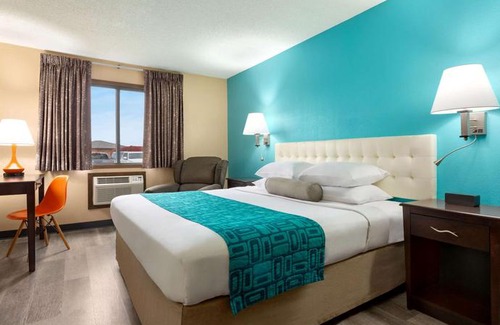 Waterloo Hotel | Howard Johnson by Wyndham Waterloo Cedar Falls