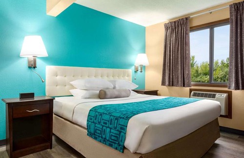 Waterloo Hotel | Howard Johnson by Wyndham Waterloo Cedar Falls