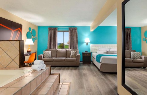 Waterloo Hotel | Howard Johnson by Wyndham Waterloo Cedar Falls