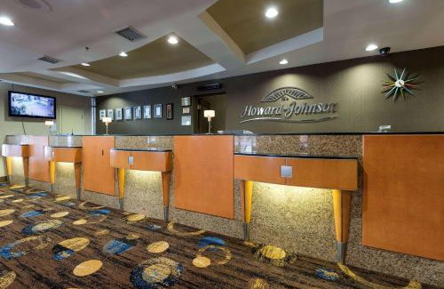 Niagara Falls Hotel | Howard Johnson Plaza by Wyndham by the Falls Niagara Falls