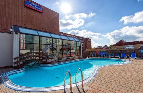 Niagara Falls Hotel | Howard Johnson Plaza by Wyndham by the Falls Niagara Falls