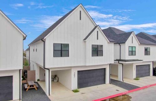 College Station House | Howdy House 4 King Suites Community Pool in Heart of BCS