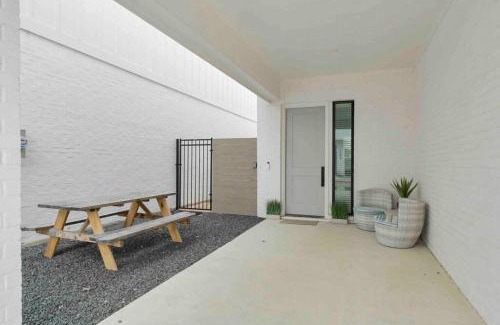 College Station House | Howdy House 4 King Suites Community Pool in Heart of BCS