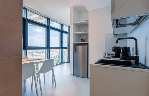 Mestre Apartment | Htm Tower - 1101 Executive by Halldis