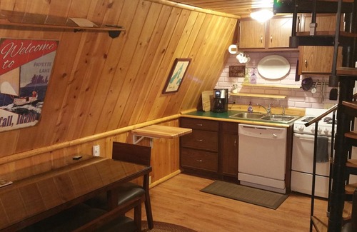 McCall Cabin | Huckleberry Hideaway: Authentic Cabin Adventure, steps away from Payette Lake