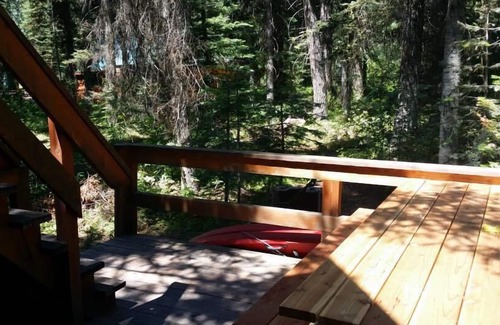 McCall Cabin | Huckleberry Hideaway: Authentic Cabin Adventure, steps away from Payette Lake