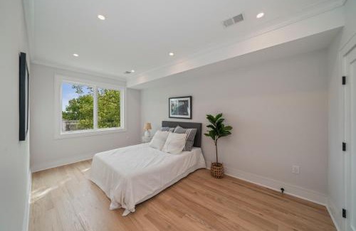 The Heights Villa | Huge 2000 sqft Luxury & Stylish Condo minutes to New York