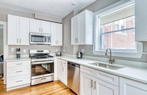 Aspinwall Hill Apartment | Huge 3br in desirable & quiet area. Near grocery and T-stop by Blueground