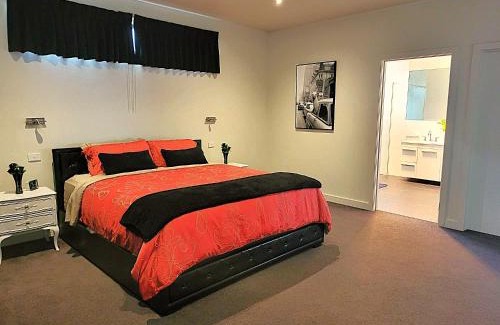 Ballarat North House | Huge 4BR Pool Table & 75" TV