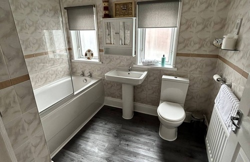 Shildon House | Huge 5 bed on the edge of Shildon