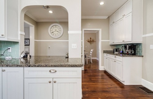 Lakeland House | Huge 5br 4ba by the Lake & FSC. Downtown, Food, Bars Parks. 2 Kitchens.16 guests