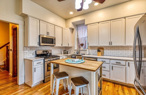Shaw House | Huge 6 bed, 3.5 Bath Home 2 KING BEDS FAMILY SHAW NEIGHBORHOOD