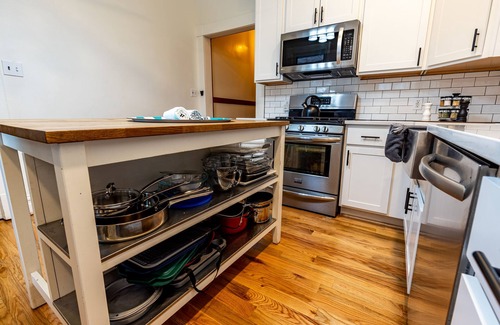 Shaw House | Huge 6 bed, 3.5 Bath Home 2 KING BEDS FAMILY SHAW NEIGHBORHOOD
