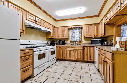 Erie House | HUGE 6-bed 4-bath house in Erie - perfect for large groups or families