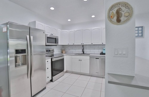 Deerfield Beach House | Huge Cove Home w Tiki and Spa+ Bikes, Minutes to Ocean