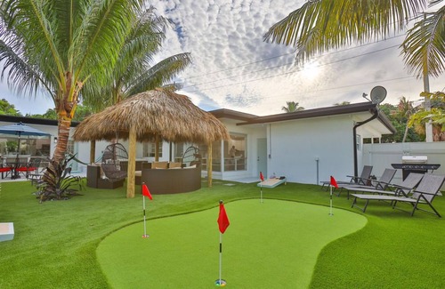 Deerfield Beach House | Huge Cove Home w Tiki and Spa+ Bikes, Minutes to Ocean