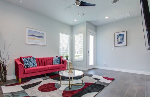 Spring Branch Central House | Huge & Cozy 3BR Modern Home