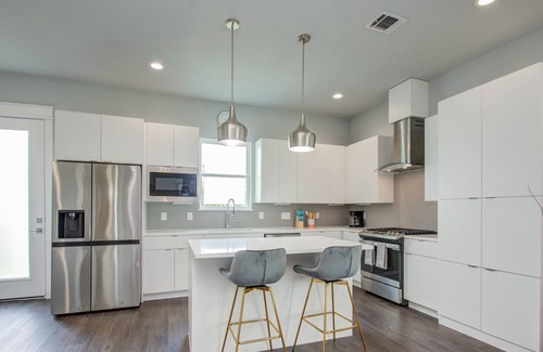 Spring Branch Central House | Huge & Cozy 3BR Modern Home