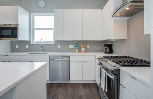 Spring Branch Central House | Huge & Cozy 3BR Modern Home