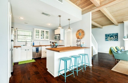Pirates Beach House | Huge Deck, Walk to Beach, Great Primary Suite, Ping Pong, Bikes, Beach Equipment