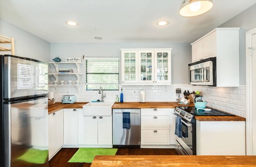 Pirates Beach House | Huge Deck, Walk to Beach, Great Primary Suite, Ping Pong, Bikes, Beach Equipment