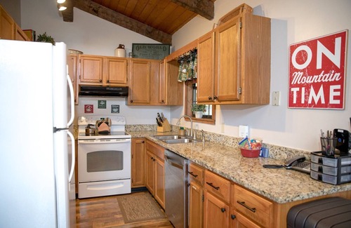 Gatlinburg - Pigeon Forge House | Huge Decks with A+ Views-Hot Tub-Firepl-King Beds-WiFi-Only 2 Miles from Parkway