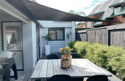 Mount Maunganui House | Huge Family Retreat with Pool and Cinema - 4 mins from the beach