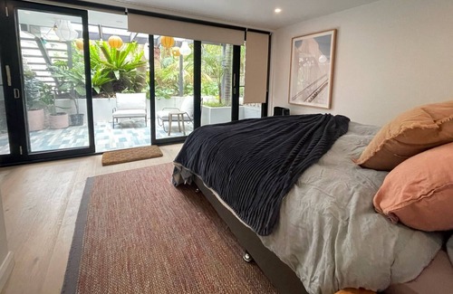 Collaroy House | Huge LA-style home with pool and stroll to beach