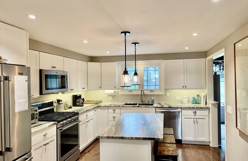 Salem Lakes House | Huge Lake Retreat Spa near Lk Geneva, Wilmot, Gurnee- Swimming, Fishing, Boating