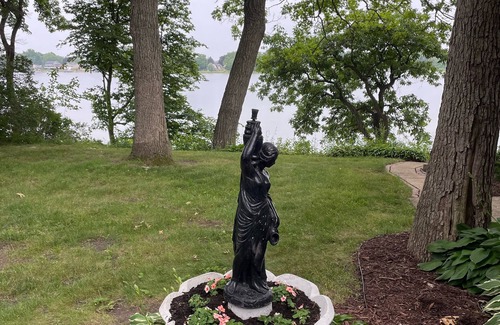 Salem Lakes House | Huge Lake Retreat Spa near Lk Geneva, Wilmot, Gurnee- Swimming, Fishing, Boating