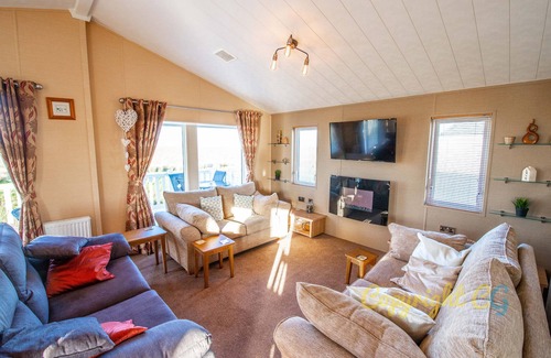 Camber House | Huge Lodge Sleeps 8 - Camber Sands Holiday Park - Views of Marsh - Washing Machine / Dishwasher