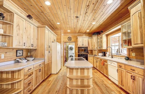 Williams Cabin | Huge Log Cabin on 20 Acre Ranch close to Grand Canyon with Spectacular Views!