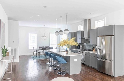 Berry Hill House | Huge Luxury Home with 7 Beds, Balcony & Fireplace