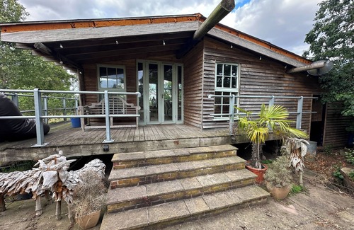 East Drayton Cabin | Huge open plan cabin in Weston, Newark hot tub WiFi wood stove pets parking