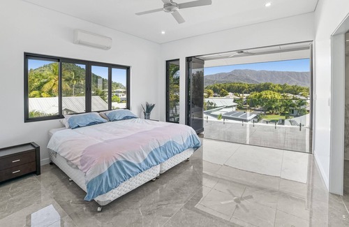 Trinity Beach Apartment | Huge unit at the beach