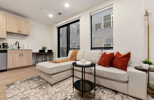 East Liberty Apartment | HULU +GYM with Parking Near Pitt Uni|UPMC|Shopping