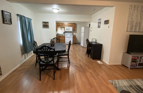 Montrose House | Humble Haven Bungalow - walking distance to breweries, restaurants and shopping!