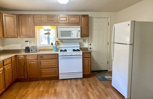 Montrose House | Humble Haven Bungalow - walking distance to breweries, restaurants and shopping!