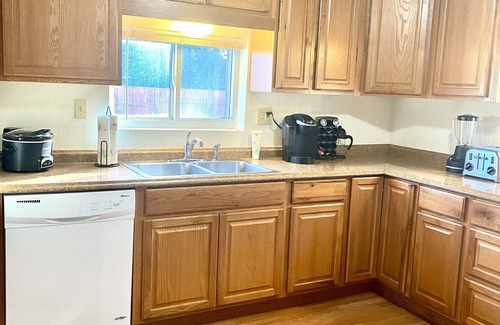 Montrose House | Humble Haven Bungalow - walking distance to breweries, restaurants and shopping!