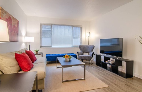 Stevens House | Humble One Bedroom With Parking in Capitol Hill