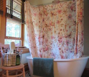 North Oyster Bed & Breakfast | Hummingbird Gardens B&B
