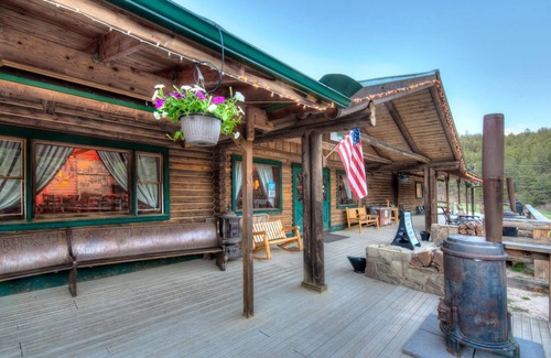 Weston Cabin | Hummingbird log cabin with private jacuzzi