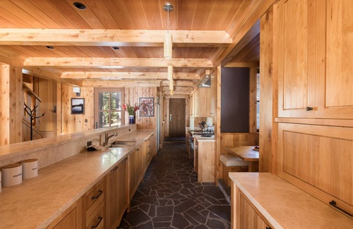 Truckee Villa | Hunter by AvantStay | Award-Winning Riverfront Cabin | 5 Min from Palisades